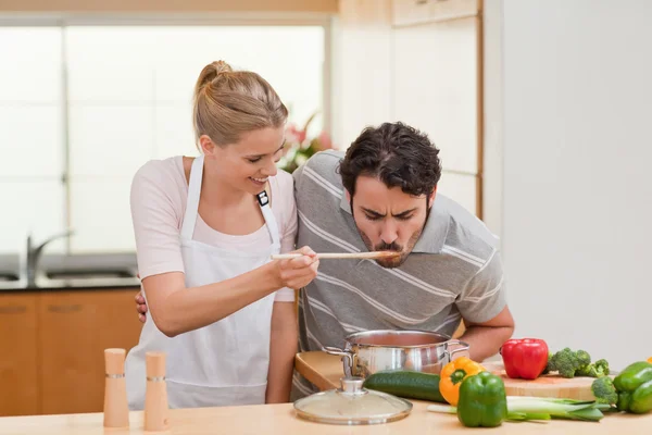 Couple preparing a sauce — Stock Photo, Image