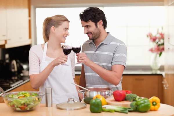 Underbara par dricka ett glas vin — Stockfoto
