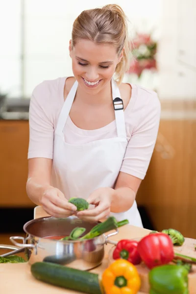 Retrato de una joven cocinando —  Fotos de Stock