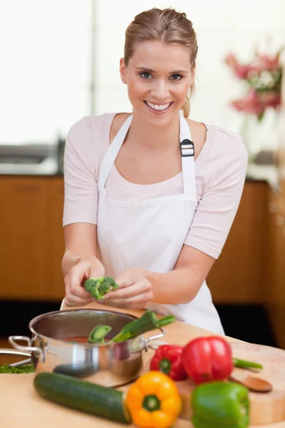 Porträt einer lächelnden Frau beim Kochen — Stockfoto