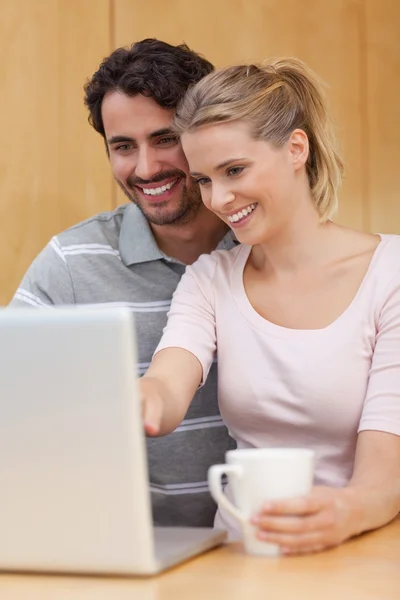 Porträtt av ett par använder en bärbar dator samtidigt ha te — Stockfoto