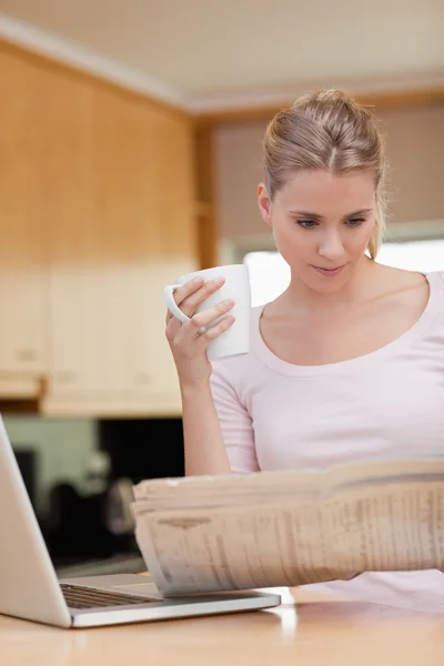 Προσωπογραφία γυναίκας διαβάζοντας τις ειδήσεις, ενώ έχοντας καφέ — Φωτογραφία Αρχείου