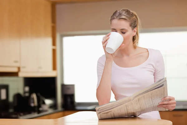 Γυναίκα διαβάζει τις ειδήσεις, ενώ έχοντας καφέ — Φωτογραφία Αρχείου