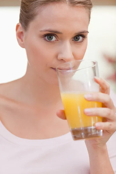 喝果汁一个女人的肖像 — 图库照片