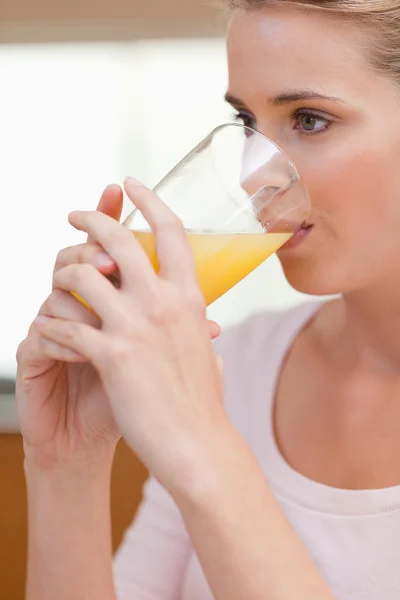 Retrato de una mujer tranquila bebiendo jugo —  Fotos de Stock