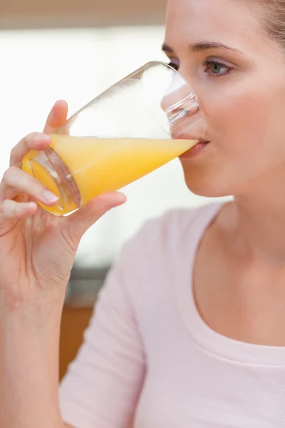 Retrato de una mujer tranquila bebiendo jugo — Foto de Stock