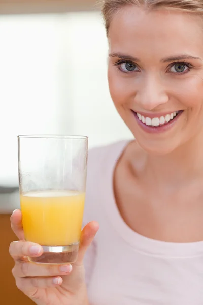 Portrait of a young woman drinking orange juice — Stock Photo, Image