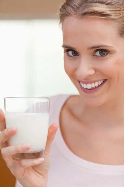 Πορτρέτο του μια νεαρή γυναίκα που πίνει ένα ποτήρι γάλα — Φωτογραφία Αρχείου