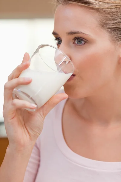 Портрет женщины, пьющей стакан молока — стоковое фото