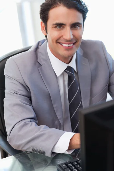 Retrato de un hombre de negocios que trabaja con un ordenador — Foto de Stock