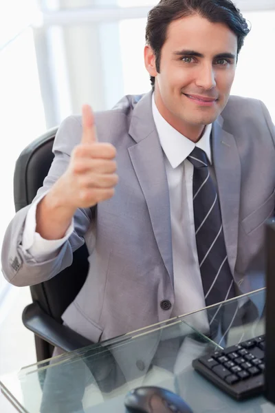 Retrato de um homem de negócios trabalhando com um computador com o polegar — Fotografia de Stock
