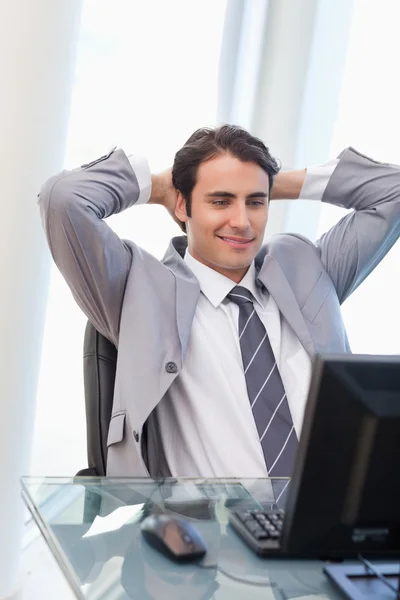 Portret van een ontspannen zakenman die werken met een computer — Stockfoto