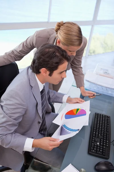 Retrato de un equipo de negocios mirando un gráfico — Foto de Stock
