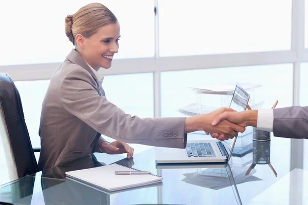 Young businesswoman receiving a customer — Stock Photo, Image