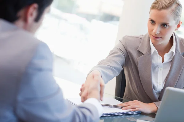 Seriöser Manager interviewt einen männlichen Bewerber — Stockfoto