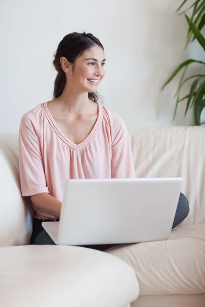 Retrato de una mujer sonriente usando un cuaderno — Foto de Stock