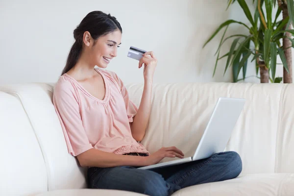 Smiling woman shopping online — Stock Photo, Image