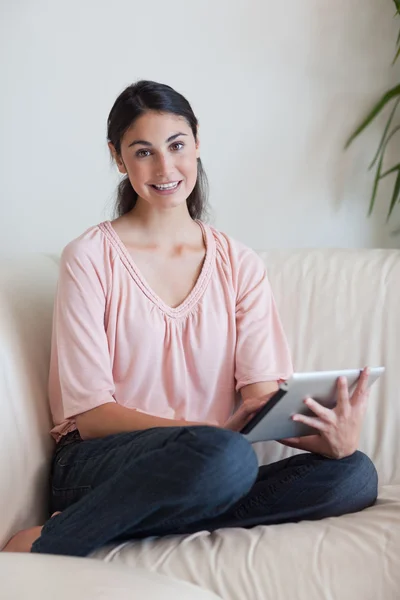 Portrét usmívající se žena pomocí tabletového počítače — Φωτογραφία Αρχείου
