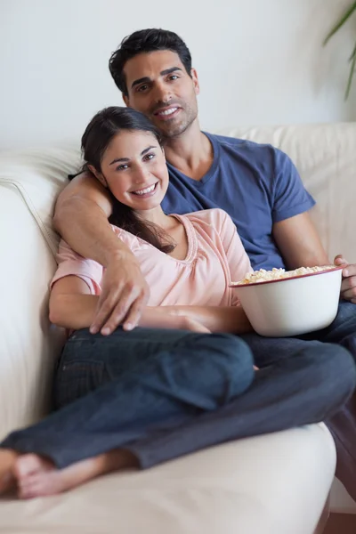 Портрет усміхненої пари, яка дивиться телевізор під час їжі po — стокове фото