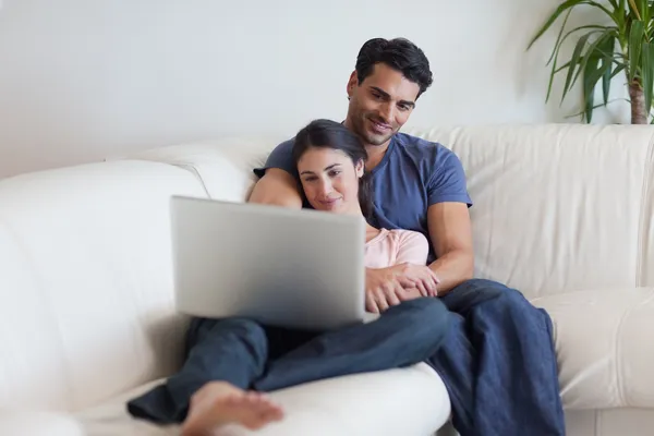 Couple watching a movie while eating popcorn — Stock Photo, Image