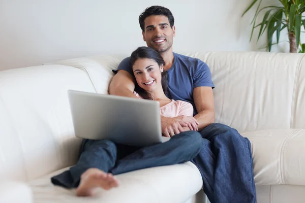 Paret tittar på en film med en bärbar dator — Stockfoto