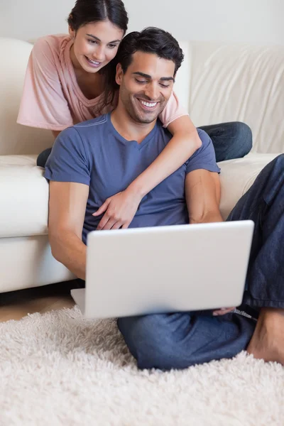 Mutlu bir çift bir dizüstü bilgisayar kullanarak portresi — Stok fotoğraf