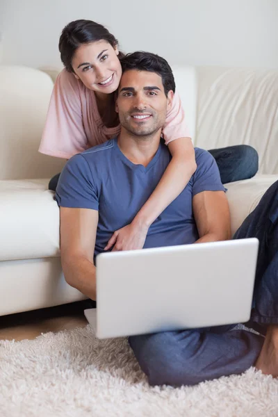 Porträtt av en härlig par som använder en bärbar dator — Stockfoto