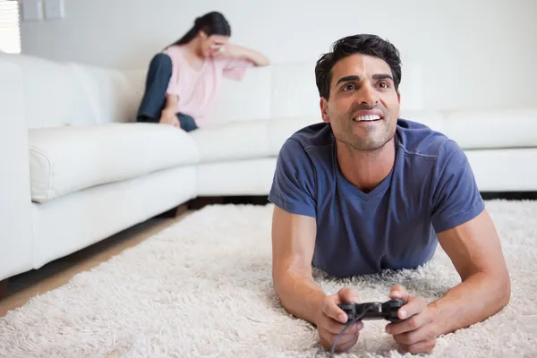 Hombre jugando videojuegos mientras su prometido está llorando — Foto de Stock