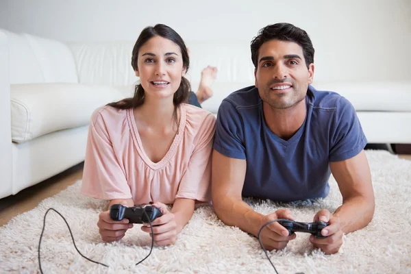 Молодая пара, играющая в видеоигры — стоковое фото