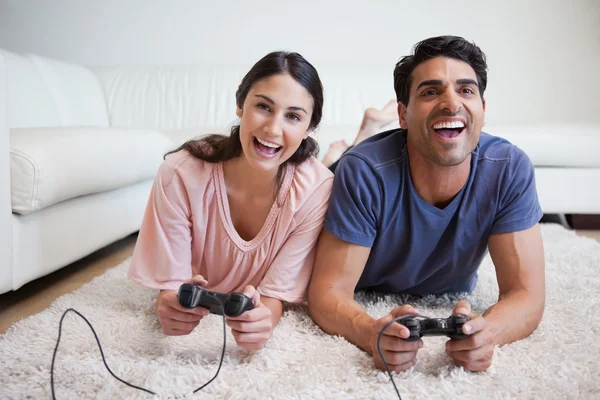 Lekfulla par spelar TV-spel — Stockfoto