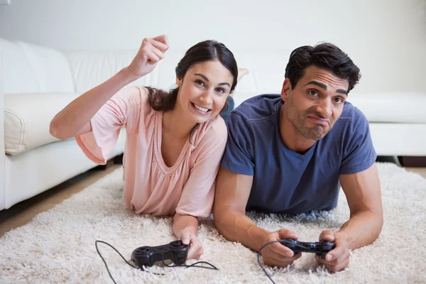 Woman beating her boyfriend while playing video games — Stock Photo, Image