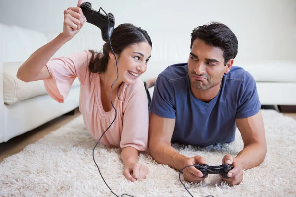 비디오 게임을 재생 하는 동안 그녀의 약혼자를 치는 여자 — 스톡 사진