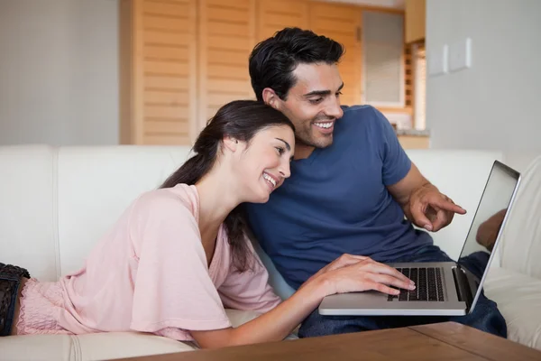 Preciosa pareja joven usando un ordenador portátil —  Fotos de Stock