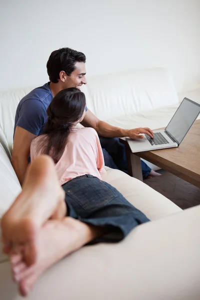 Über der Ansicht eines Paares mit einem Laptop — Stockfoto
