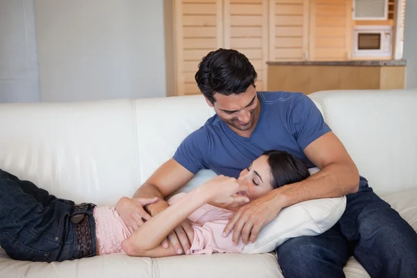 Mooie paar knuffelen elkaar — Stockfoto