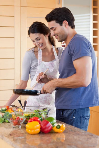 Portrait of a couple cooking with a pan — Stock Photo, Image