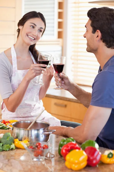 Πορτρέτο του ένα ζευγάρι έχοντας ένα ποτήρι κόκκινο κρασί, ενώ το μαγείρεμα — Φωτογραφία Αρχείου