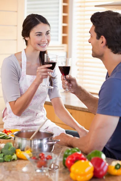 Portrait of a couple having a glass of wine while cooking — Stock Photo, Image