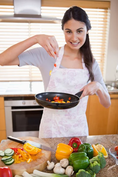 Retrato de una mujer preparando un plato — Foto de Stock