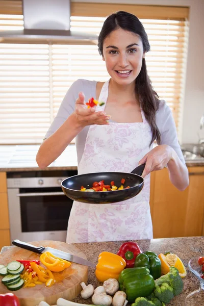 Retrato de una joven preparando un plato — Foto de Stock