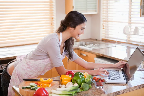 Woman looking for a recipe on the internet — Stock Photo, Image