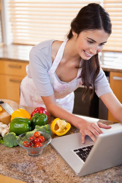Portrait of a woman looking for a recipe on the internet — Stock Photo, Image
