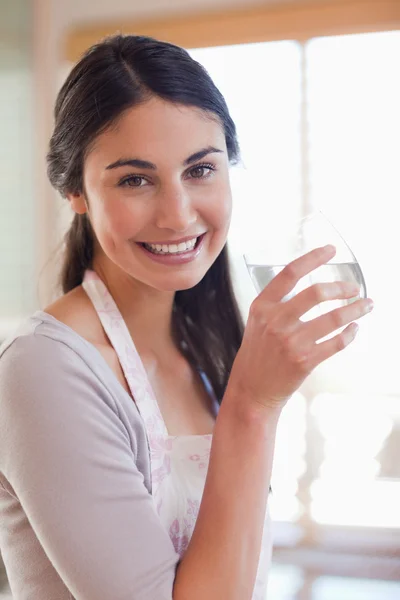 Портрет молодой женщины, пьющей воду — стоковое фото