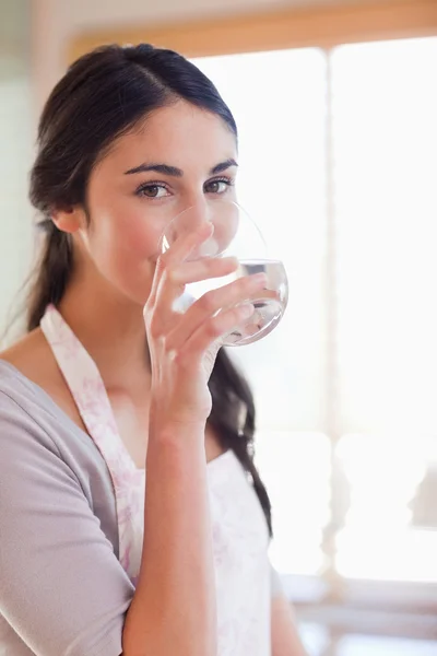 Retrato de uma bela mulher bebendo água — Fotografia de Stock