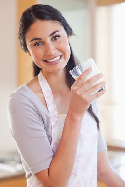 Retrato de uma bela mulher bebendo leite — Fotografia de Stock