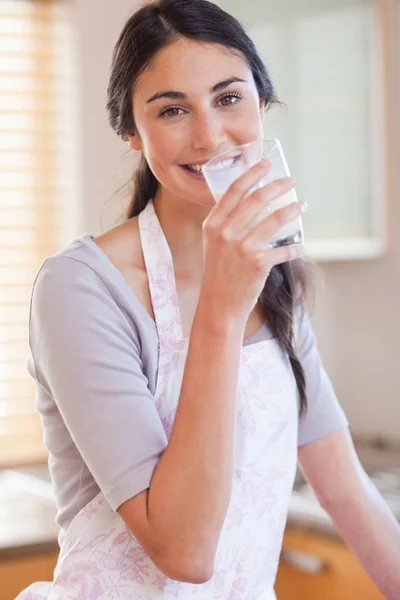 Porträt einer wunderschönen Frau, die Milch trinkt — Stockfoto