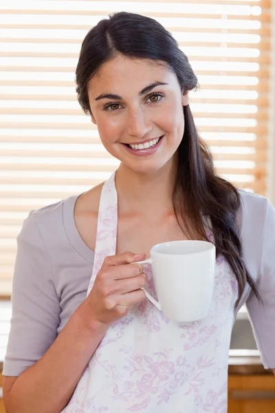 Retrato de uma mulher segurando uma xícara de café — Fotografia de Stock