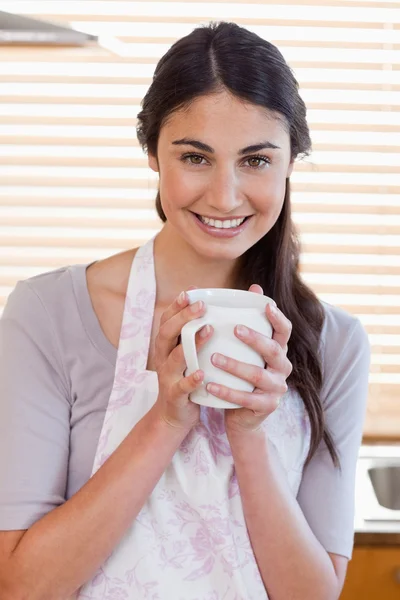 Portrait of a woman holding a cup of tea — Stock Photo, Image