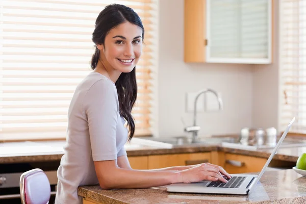 Härlig kvinna använder en bärbar dator — Stockfoto
