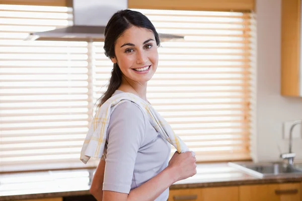 Lächelnde Hausfrau posiert — Stockfoto